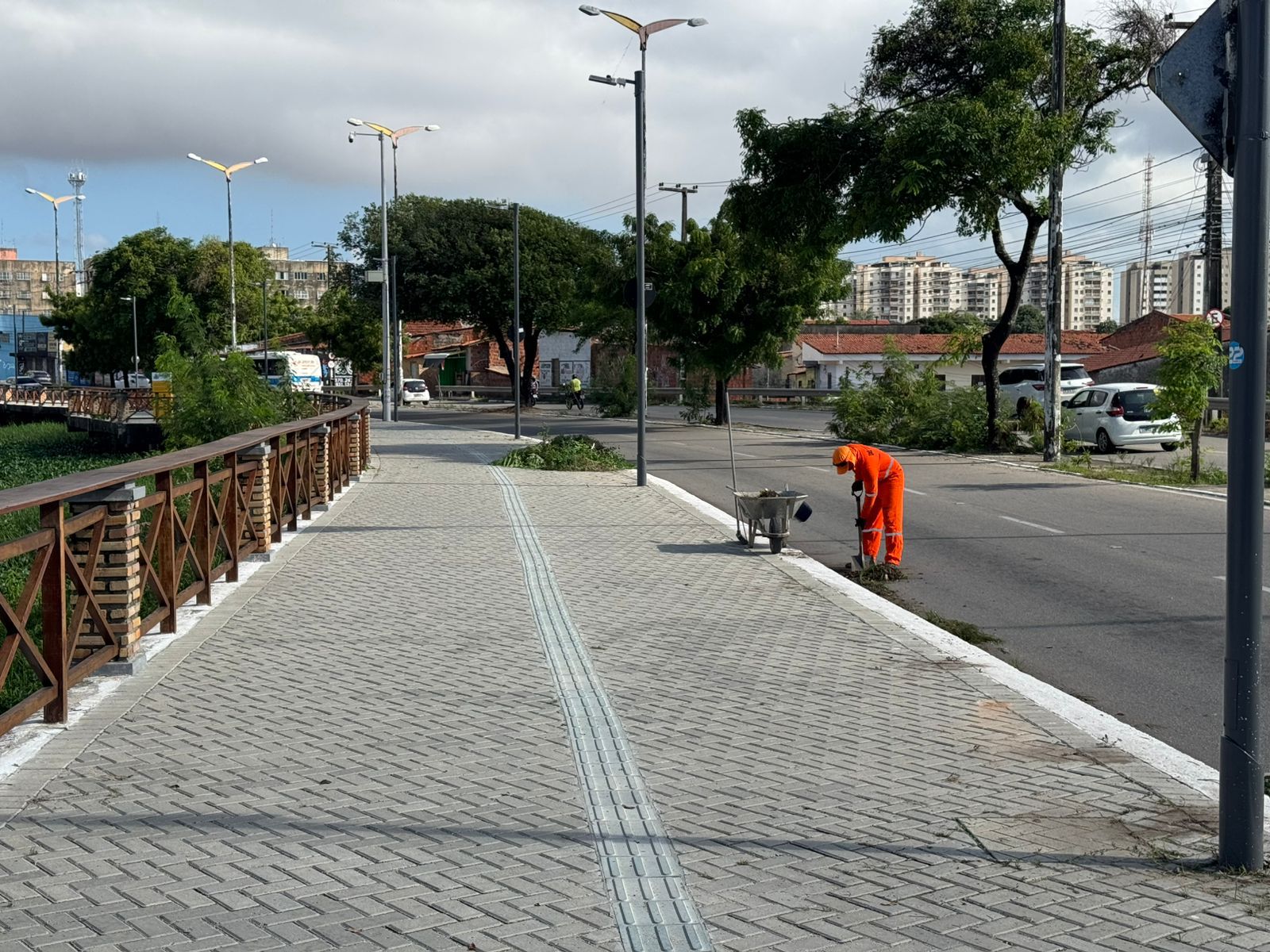 homens trabalhando na limpeza do entorno da lagoa de messejana